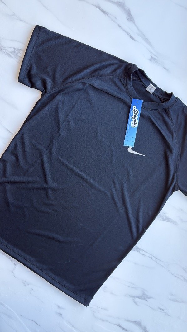 Producto - Remera negra (lisa sin logo)