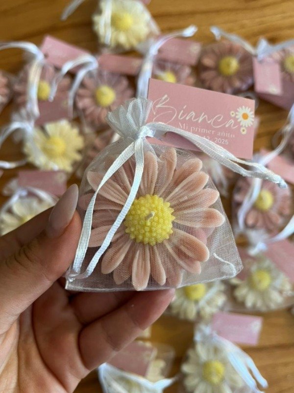Producto - Kit de 20,40 y 60 Velas Margarita en organza. Souvenir Personalizado