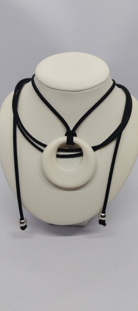 Producto - Choker con cordon negro y dije blanco