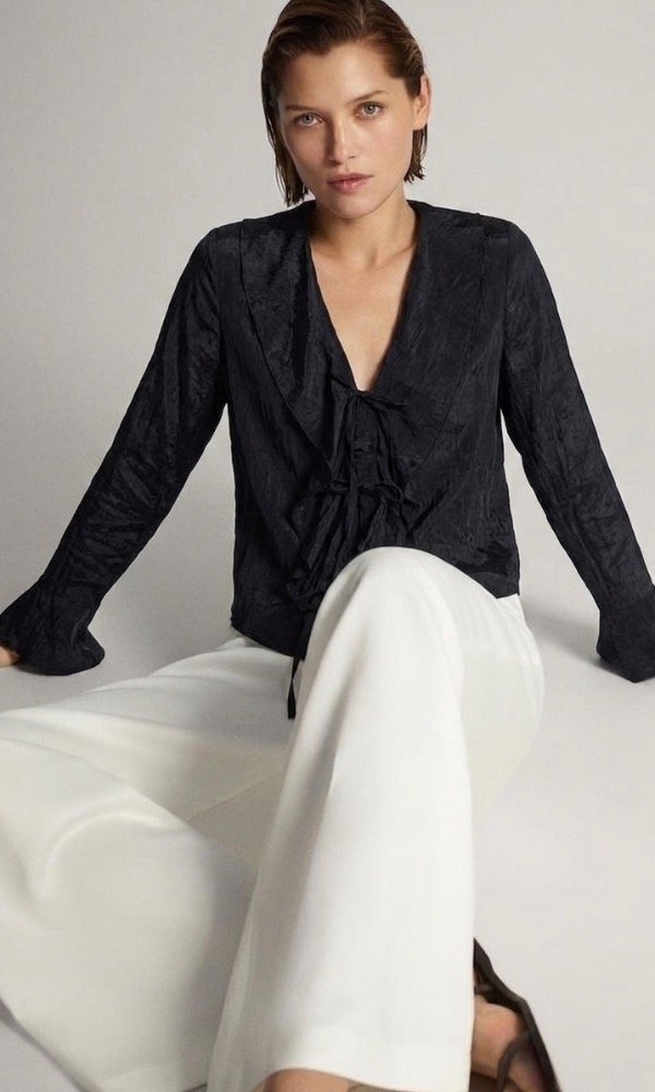 Producto - Camisa Satinada Negra Sastrera Con Vuelo y Lazos Sovereign