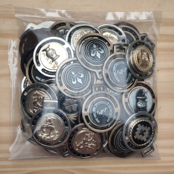Producto - 50 medallas surtidas para llavero
