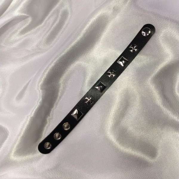 Producto - Gothic Cross Cuff