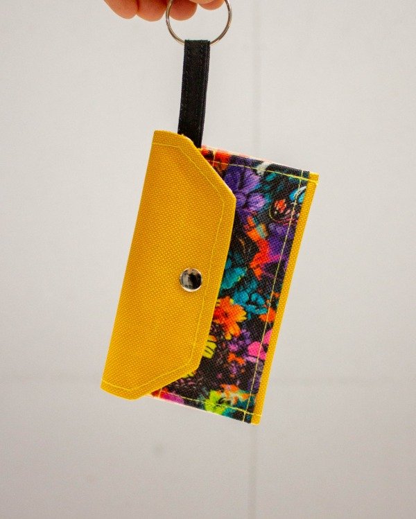 Producto - Tarjetero amarillo