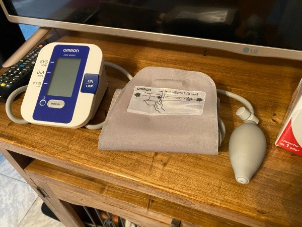 Producto - TENSIOMETRO DIGITAL CON VALVULA OMRON #10369