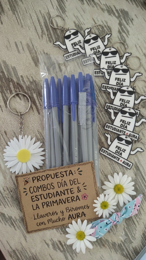 Producto - Combo lapicera feliz día , llavero margarita y llavero estudiante + aura - 0