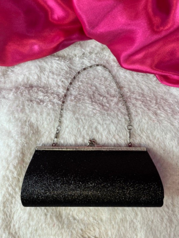 Producto - Cartera con brillo tipo sobre con cadena negro y plateado