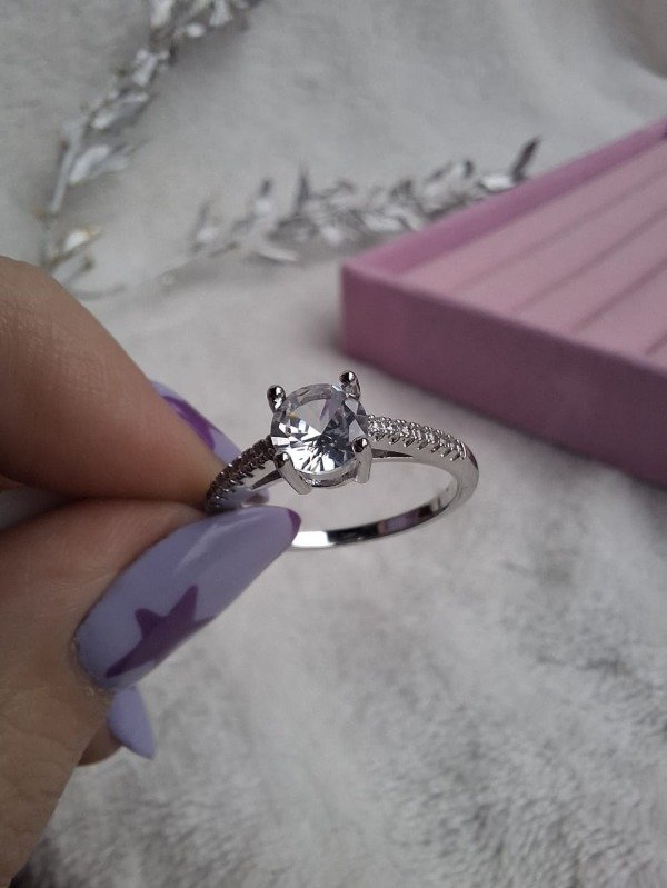 Producto - Anillo cubic plateado (talle 17 y 18)