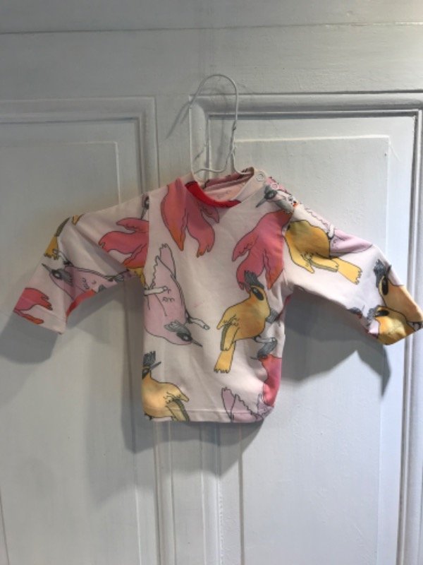 Producto - Remera SUN FI de agua uv logos pajaros- Talle 6/12 meses- PRECIO: 9x