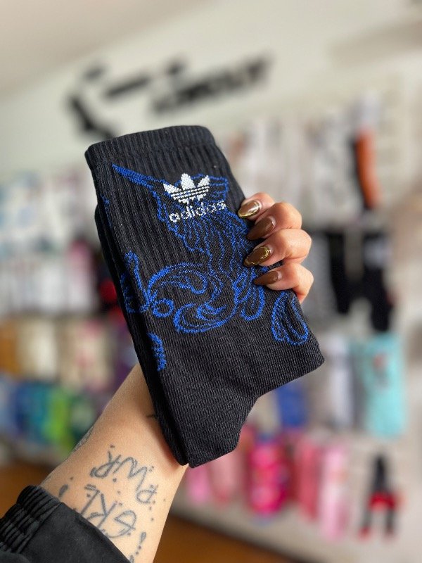 Producto - Adidas negras con líneas azules