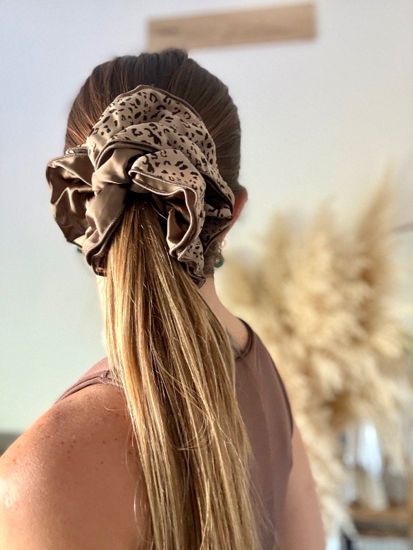 Producto - Scrunchie print moca