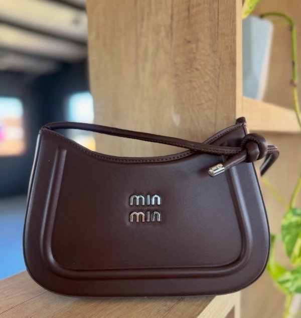 Producto - CARTERA BAGUETTE MIU MIU CHOCOLATE