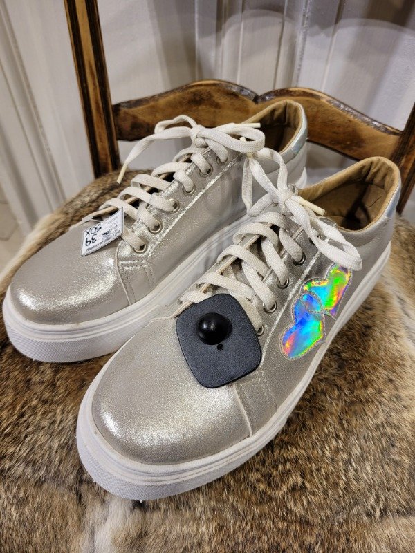 Producto - Zapatillas CARA Y SECA plateadas NUEVAS Talle 39 - PRECIO: 50X