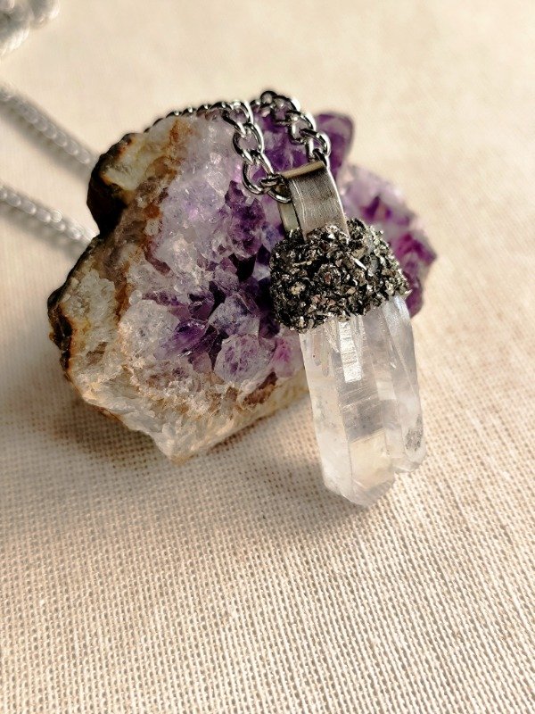 Producto - COLLAR PUNTA DE CUARZO CRISTAL METALIZADO CON PIRITA - Abundancia y claridad - 2