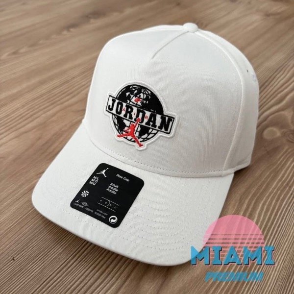 Producto - GORRA JORDAN WORLD WIDE CURVA ROJA