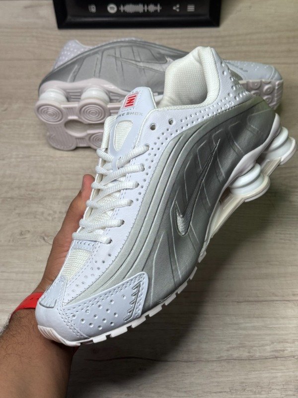 Producto - Nike Shox R4 White/Metallic - 2