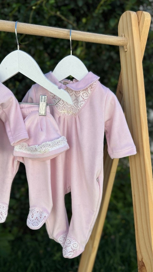 Producto - Enterito Plush Rosa Doble con Cuello bebé y Encaje