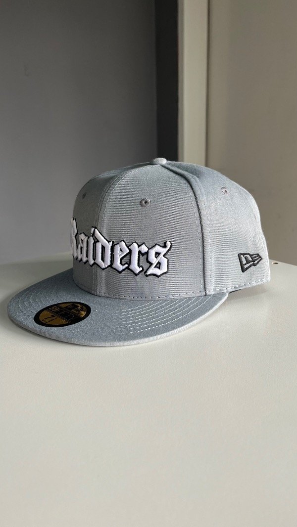Producto - CAP CERRADA GRIS RAIDERS 59.6cm - 2