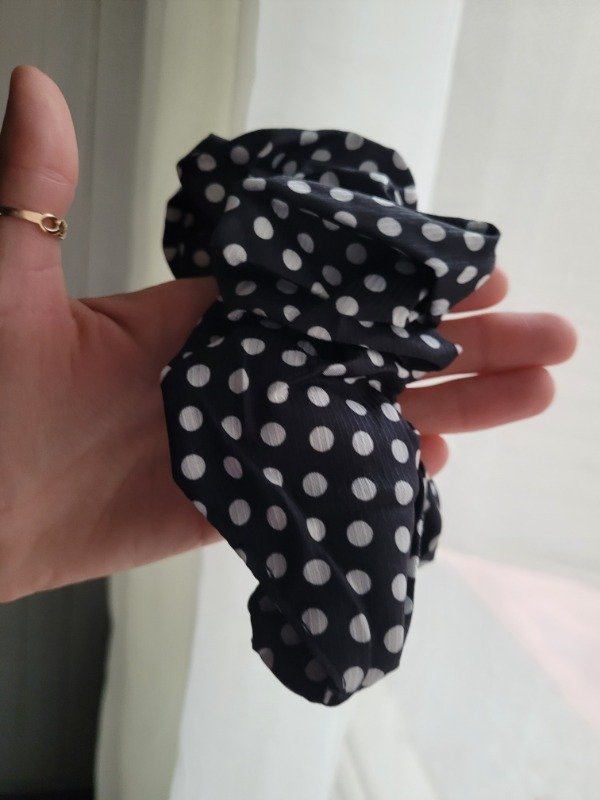 Producto - Scrunchie negro con puntitos blancos