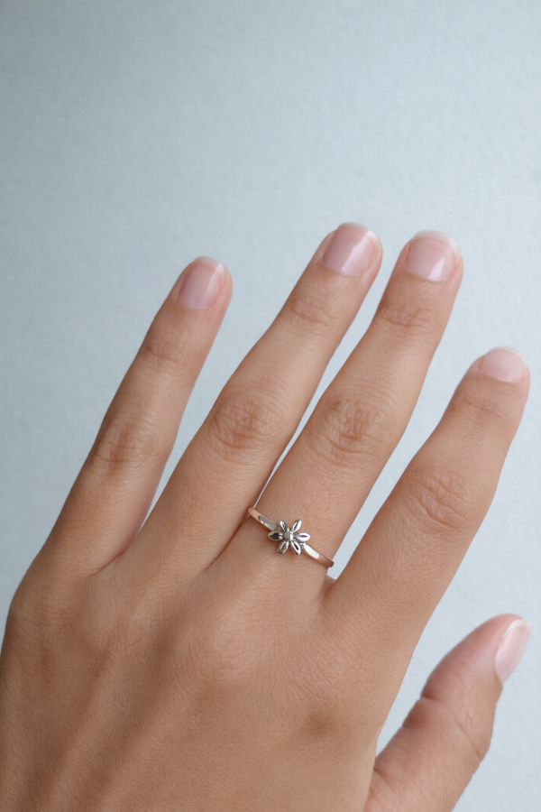 Producto - Anillo de Plata con Florcita