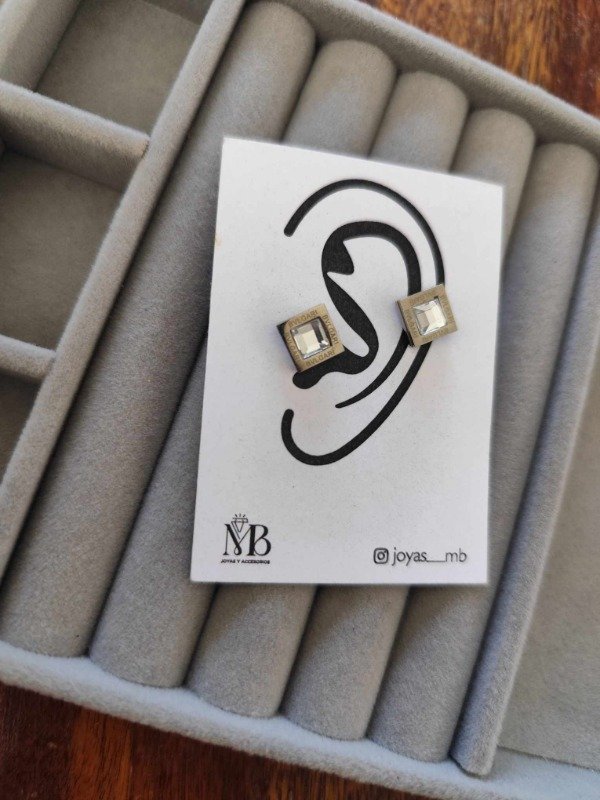 Producto - Aros bulgari cuadrado strass blanco. Acero quirúrgico.
