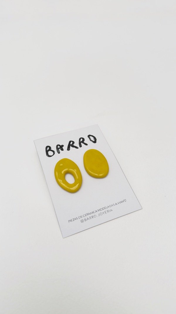 Producto - Arete amarillo asimétrico