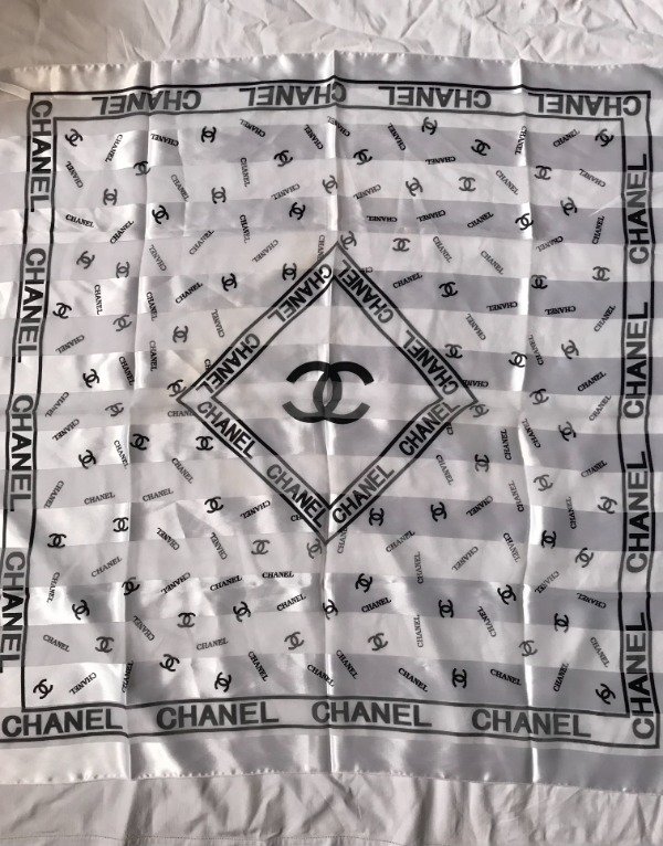 Producto - Y2K Chanel made in France big kerchief.