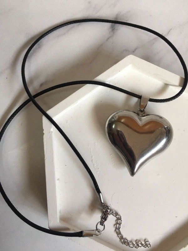 Producto - Cadena Caucho Negro Regulable Corazón Inflado Acero Quirúrgico