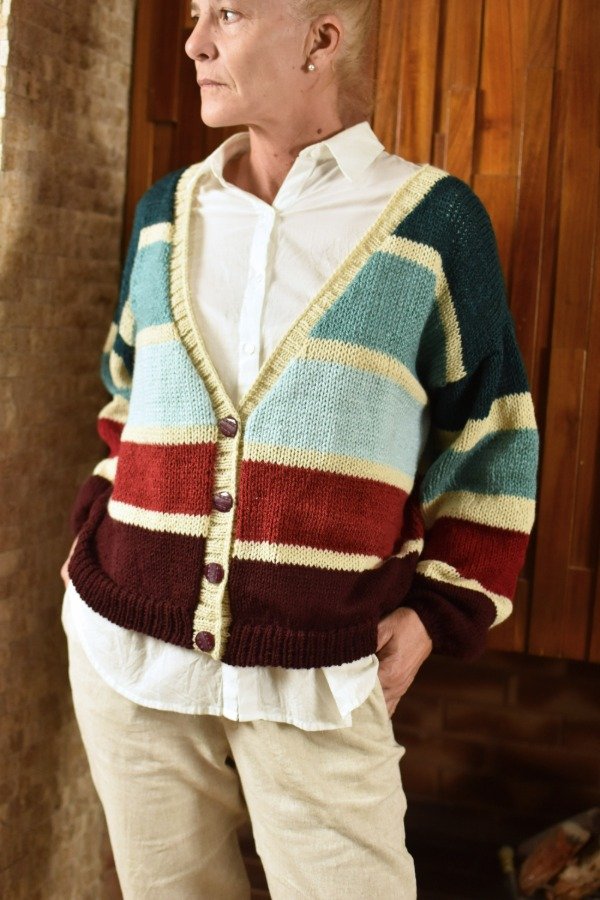 Producto - Cardigan Un Lugar Perfecto - Petróleo y Rojo