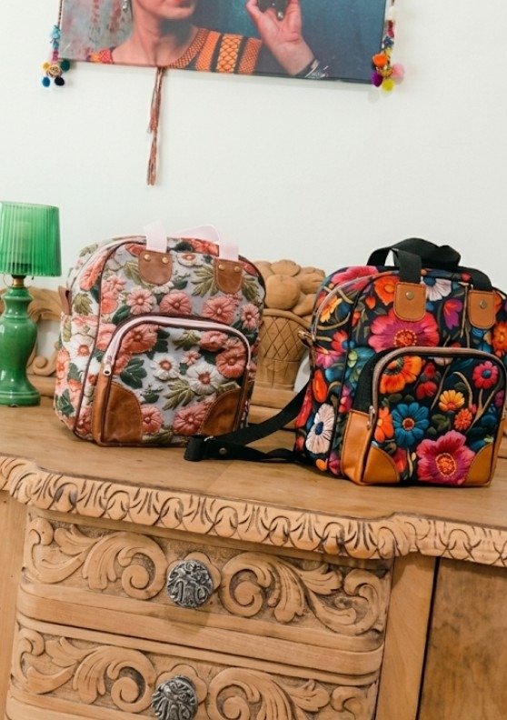 Producto - MOCHILA FLORES NEGR.