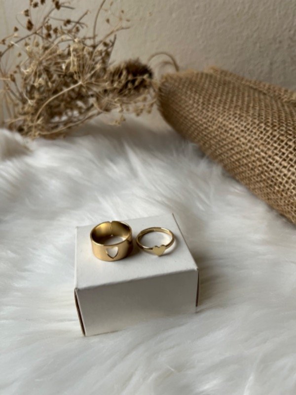 Producto - Conjunto de anillos corazón dorados