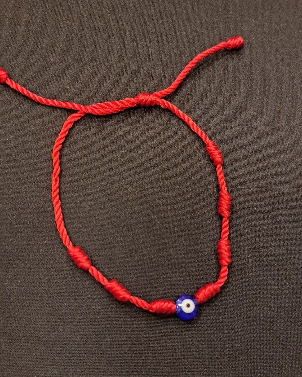 Producto - Pulsera roja tejida ajustable 7 Nudos con Ojo Turco diametro 9 cm