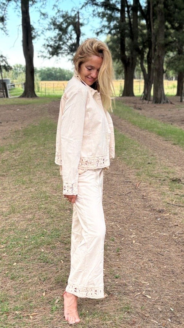 Producto - Pantalón recto con apliques de encaje en ruedo y costuras frontales