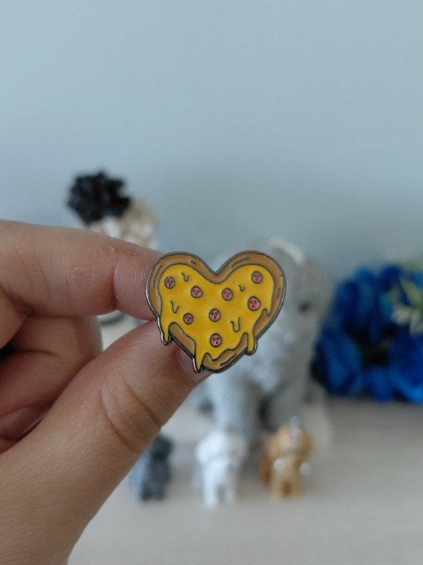 Producto - Pin metalizado - Pizza corazón #2332