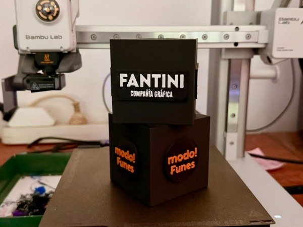 Producto - Soporte para DJI MIC + CUBO con Logos - Ideal podcast o medio de comunicación - 2