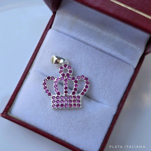 Producto - Dije italiana corona con piedritas fucsias