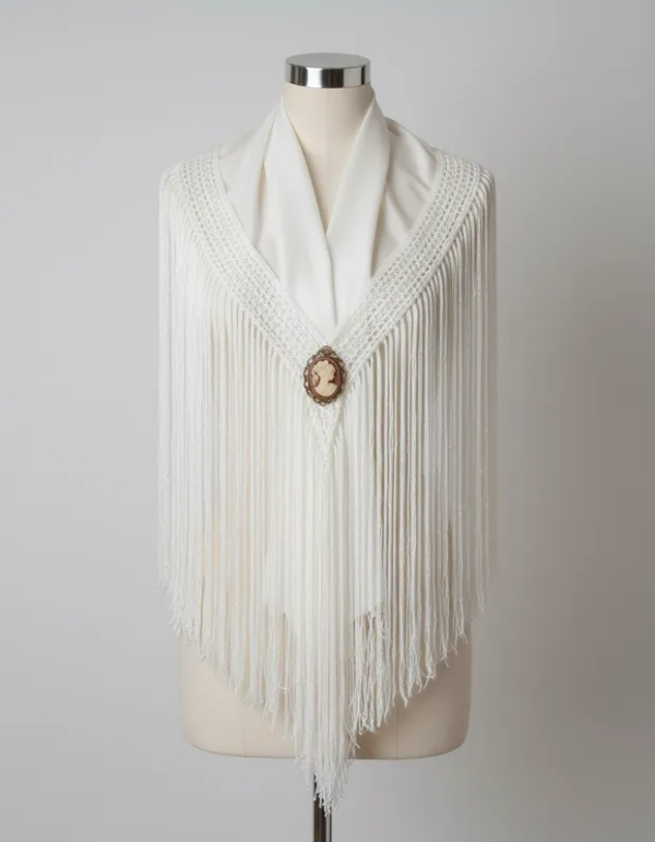 Producto - Mantoncito Triangular Blanco con Flecos De Seda