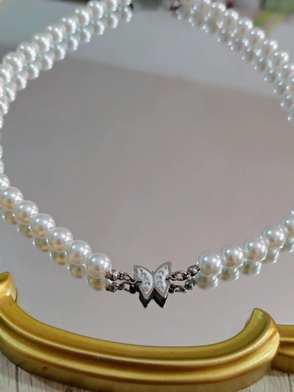 Producto - Cadena con perlas y mariposa plateada