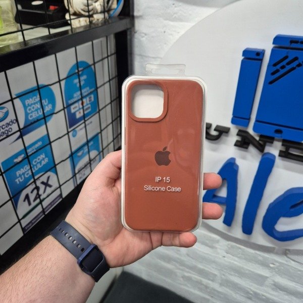 Producto - Silicone Case Marrón - iPhone 15