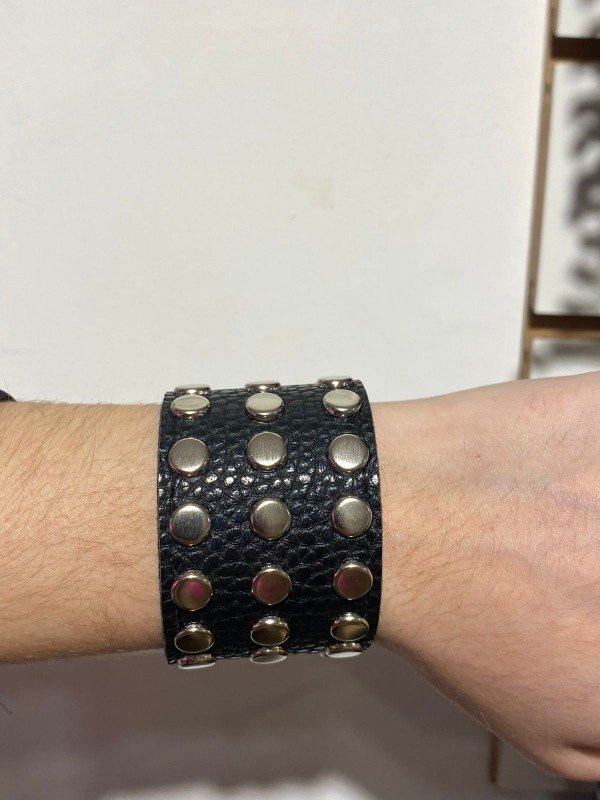 Producto - Brazalete con tachas triple ancho