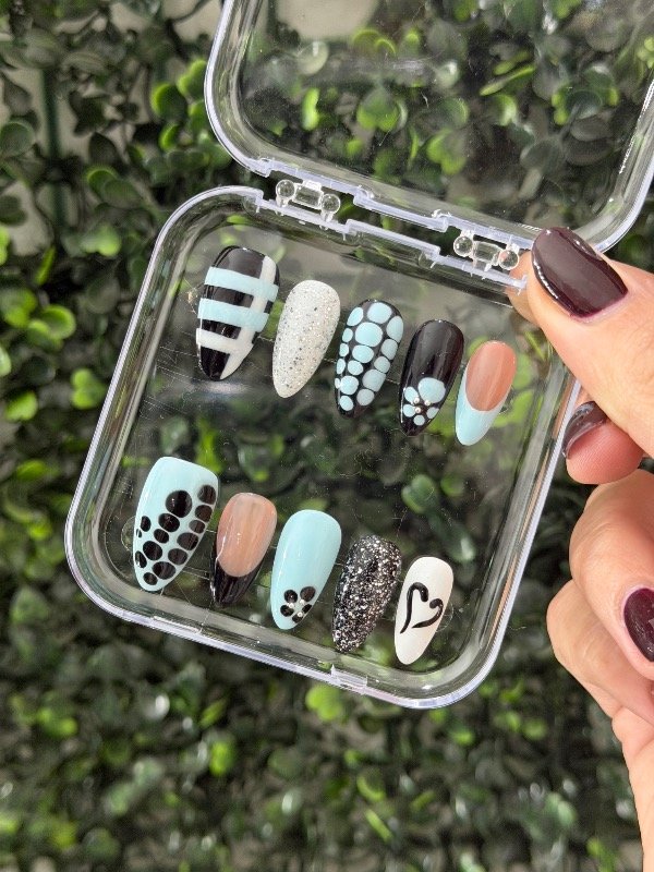 Producto - Uñas Celeste y Black