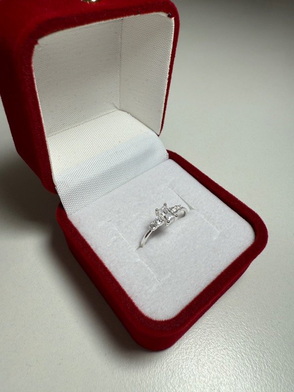 Producto - Anillo con piedra grande en el medio blanca y varias pequeñas chicas - 4
