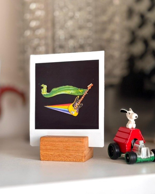 Producto - Polaroid Electric Feel + Base de madera