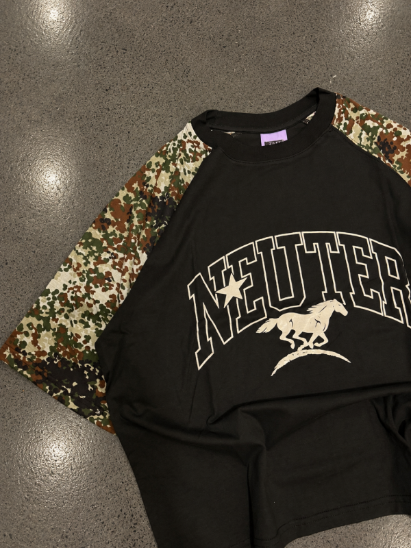Producto - Remera University Negra con camuflado - 1