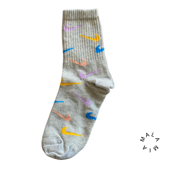 Producto - NIKE GRIS LOGOS COLORES