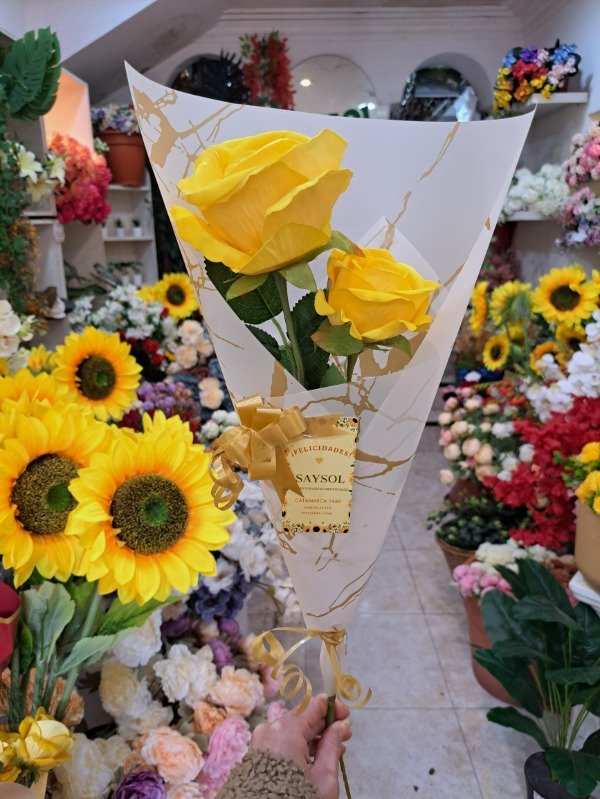 Producto - RAMO DE VARA DE ROSAS AMARILLAS DE TERCIOPELO