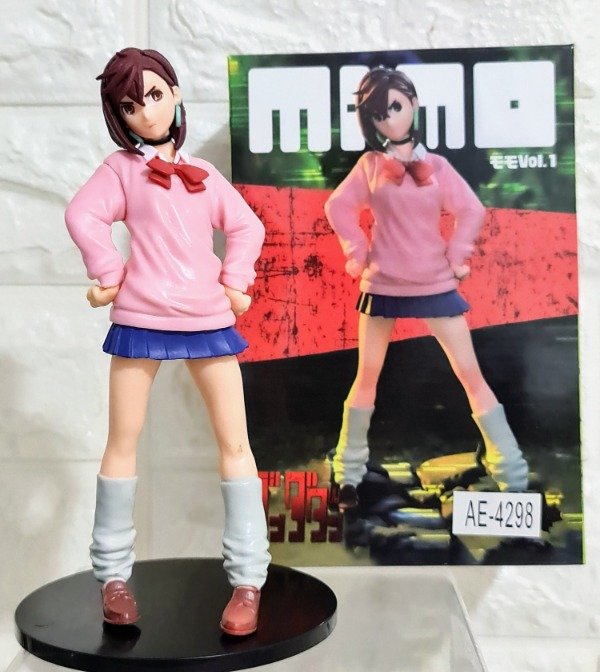 Producto - Figura Momo - Dan da Dan 19 cm con base en caja