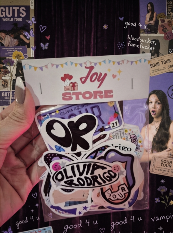 Producto - Kit Olivia Rodrigo - Taza, Totebag y Stickers - 3