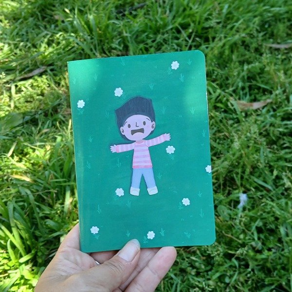 Producto - Libreta - Acostada en el pasto