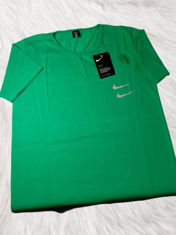 Producto - Remera deportiva nike verde