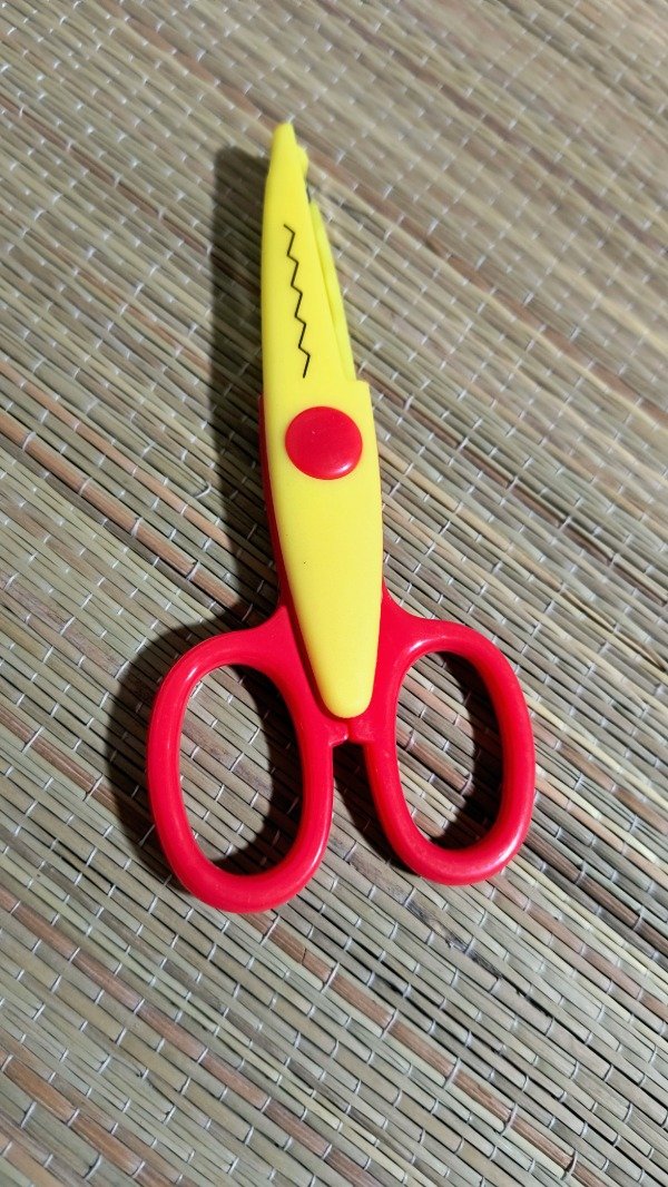 Producto - Tijera formas rojo con amarillo